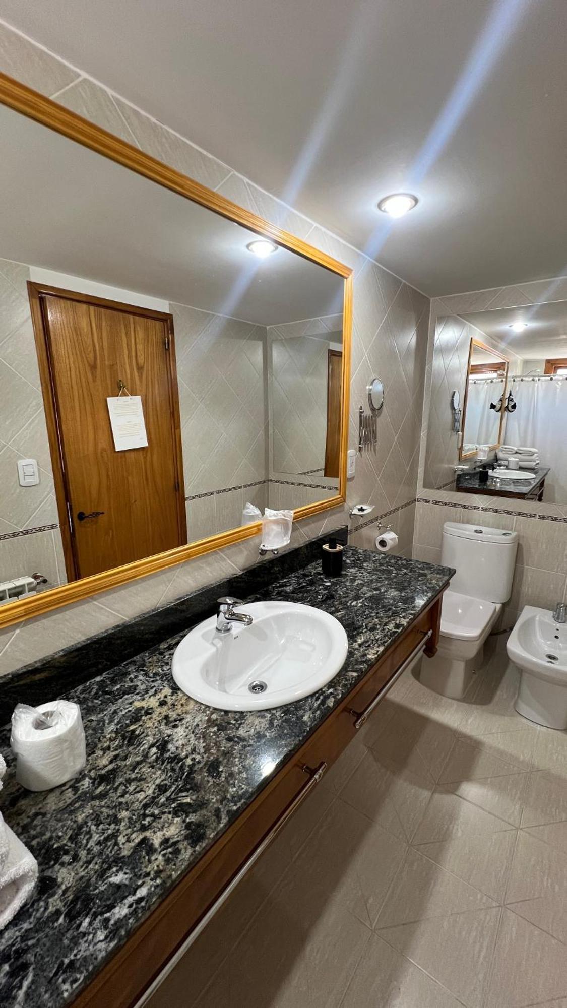 Hotel Y Cabanas Casa De Piedra Trevelín Bagian luar foto
